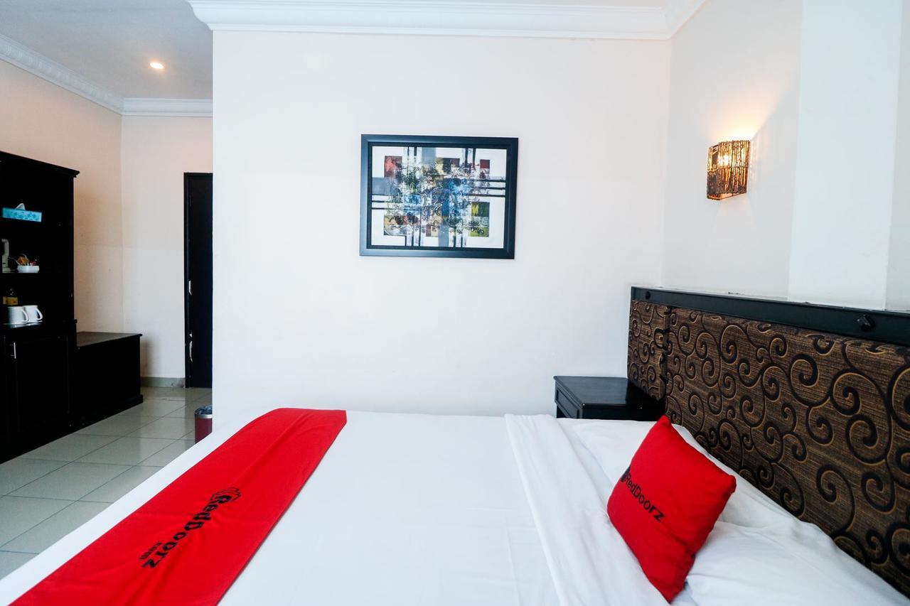 Reddoorz Plus @ Jalan Dr Sutomo Pekanbaru Exterior photo